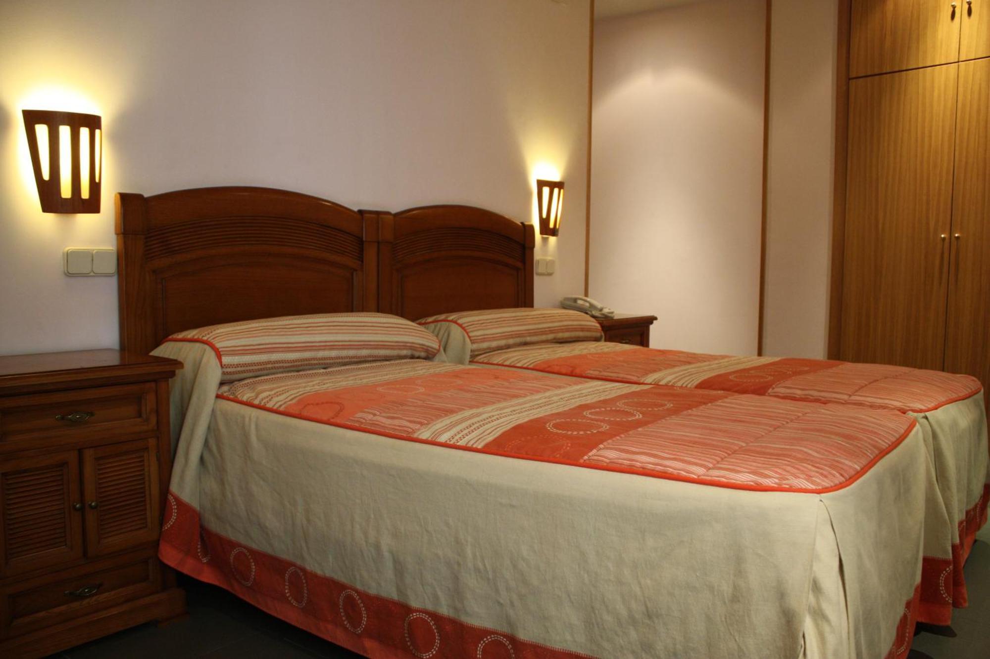 Hostal La Nava Madrid Exterior photo