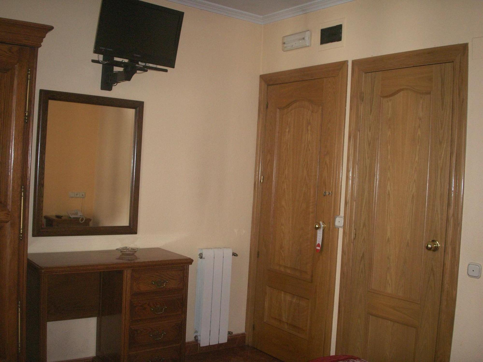 Hostal La Nava Madrid Exterior photo