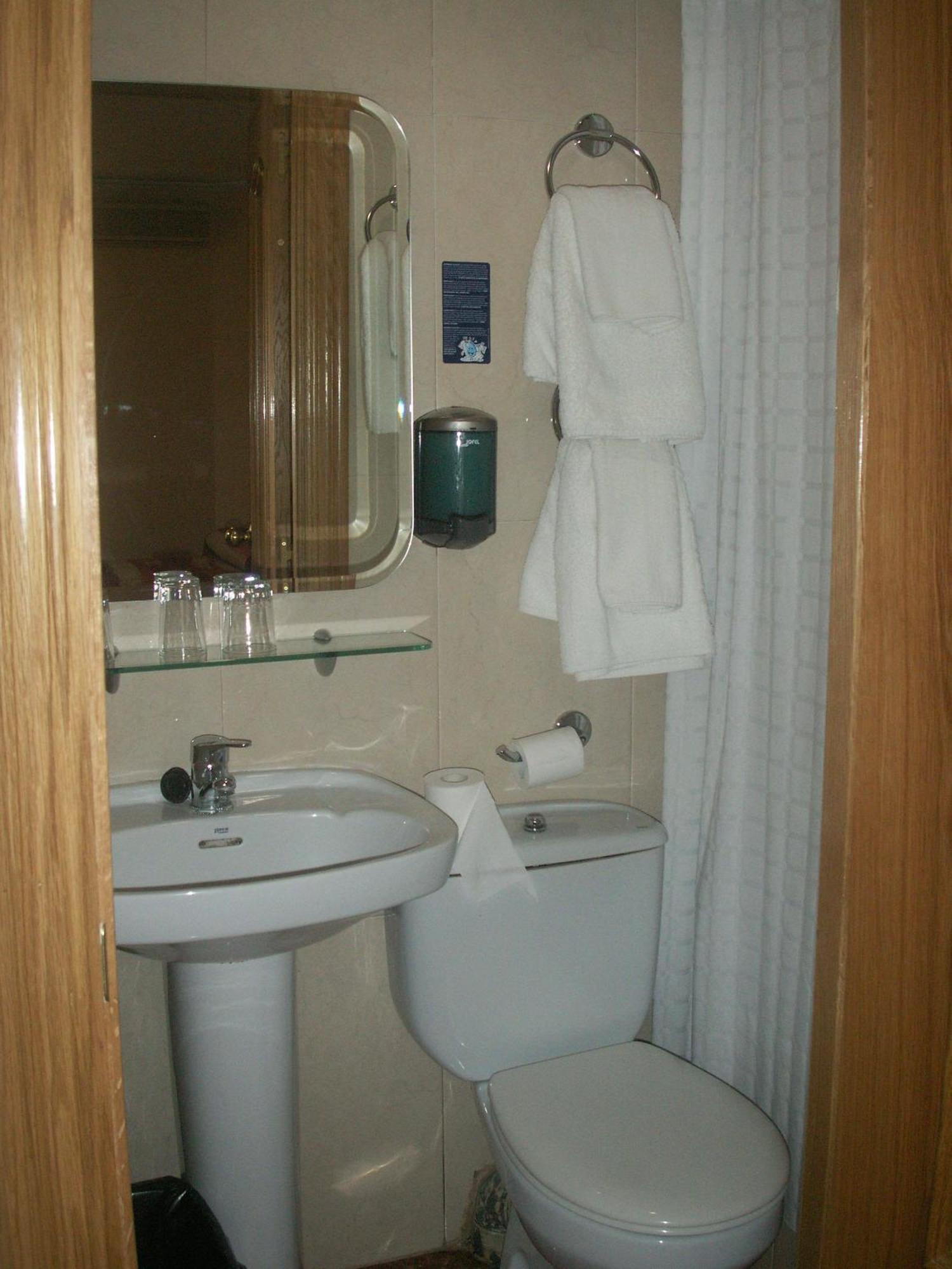 Hostal La Nava Madrid Exterior photo
