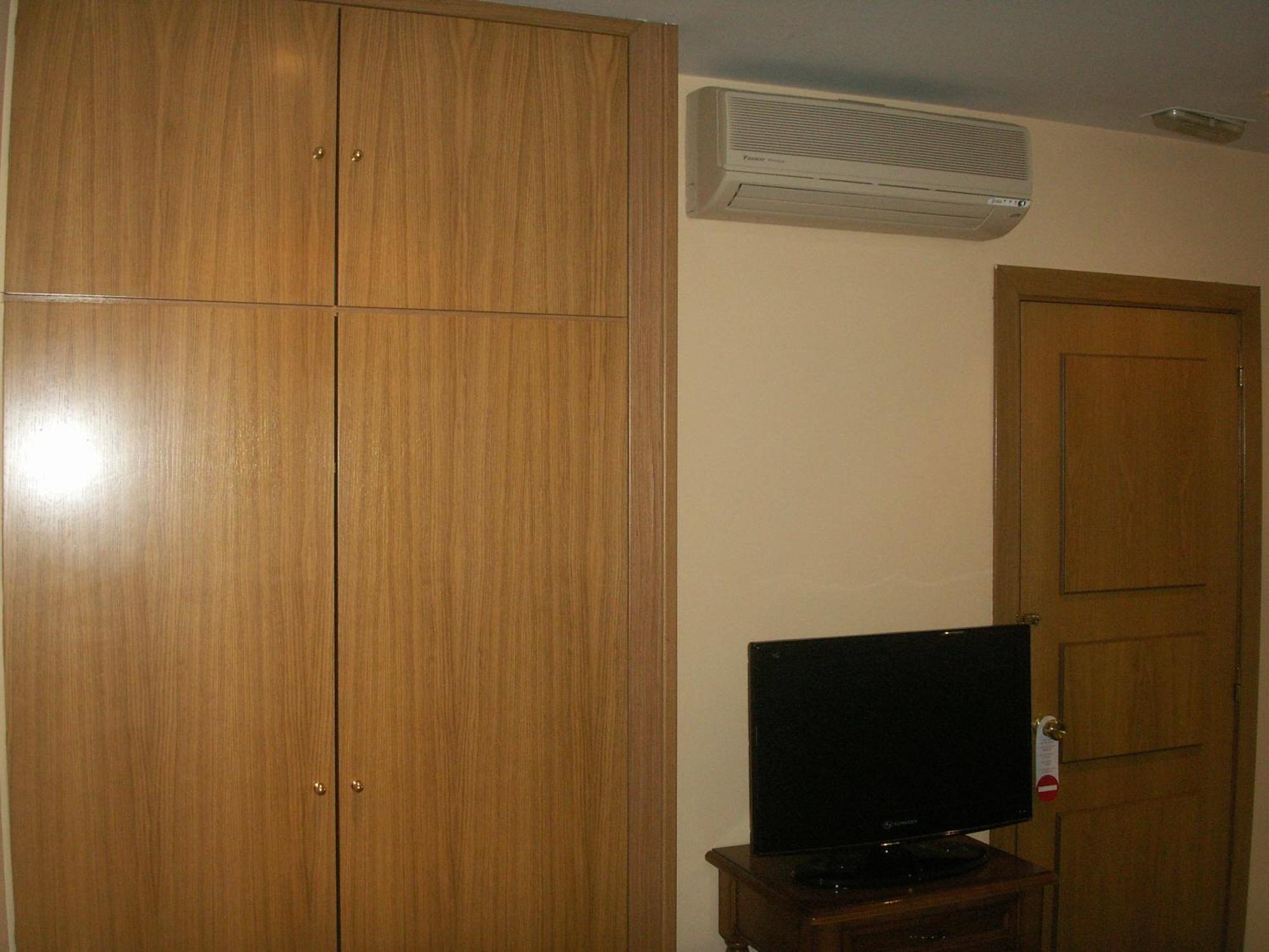 Hostal La Nava Madrid Exterior photo