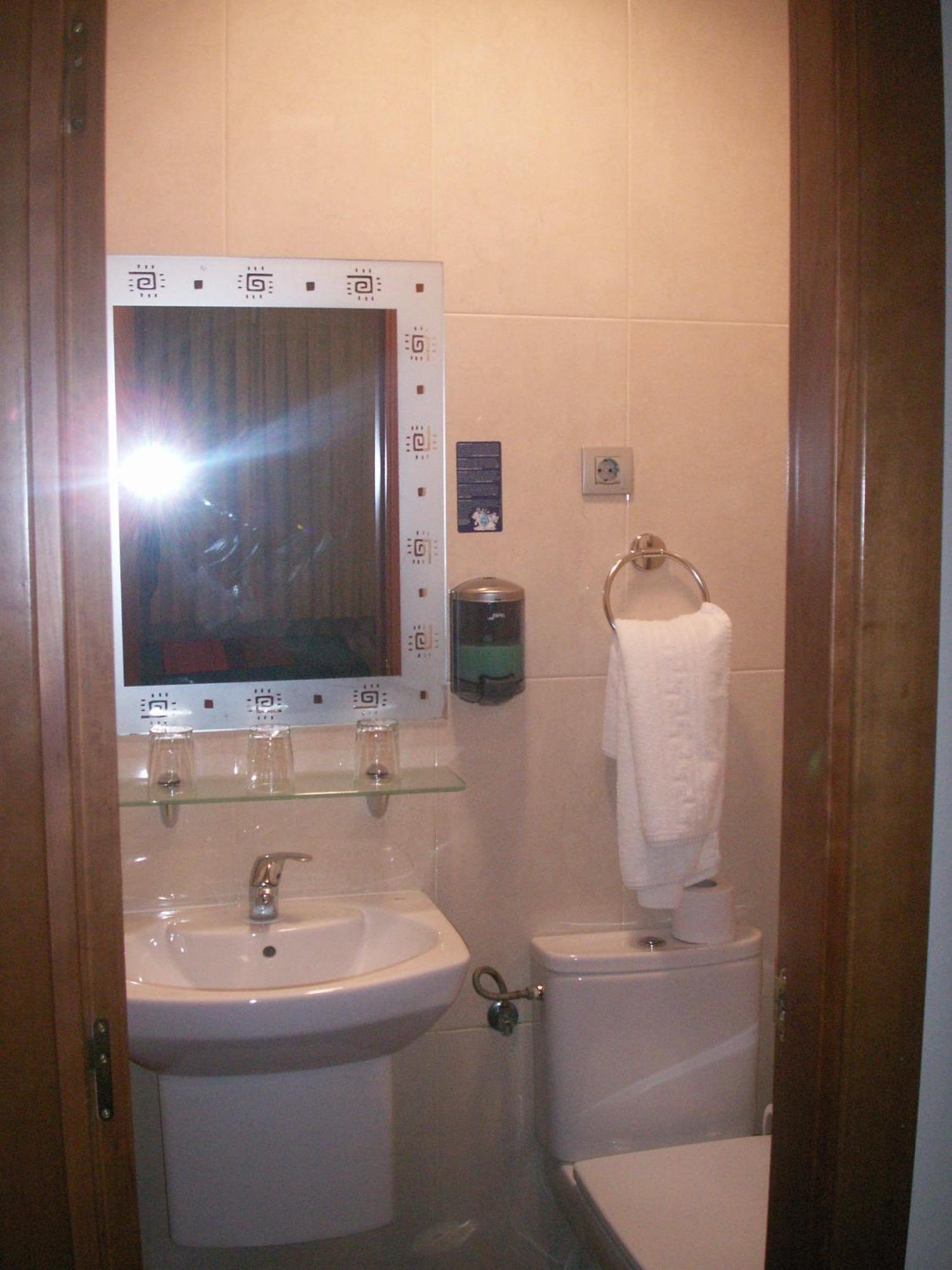 Hostal La Nava Madrid Exterior photo