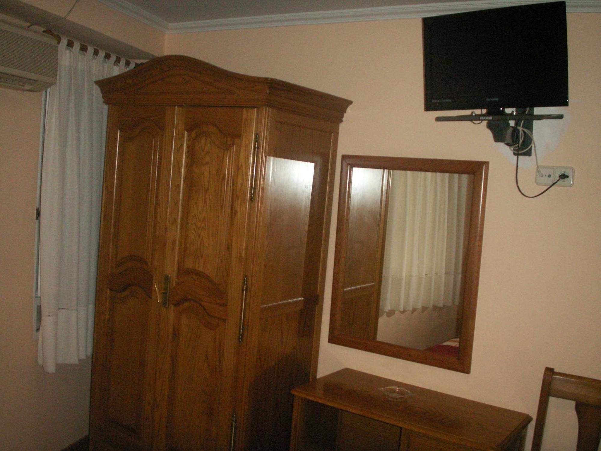 Hostal La Nava Madrid Exterior photo