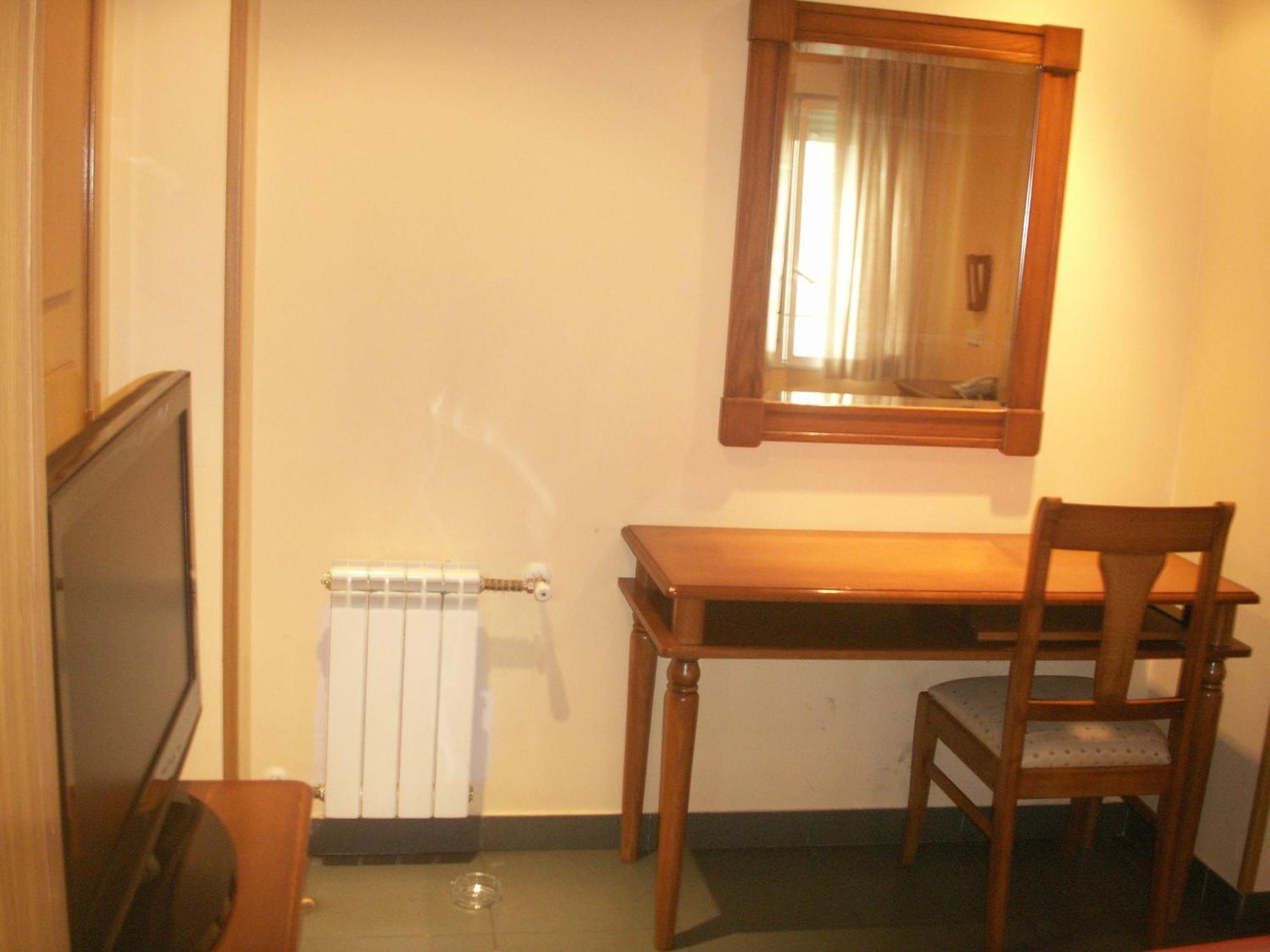 Hostal La Nava Madrid Exterior photo